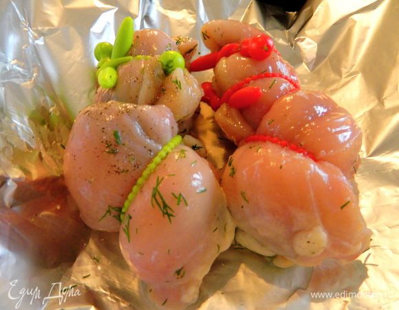 Кладем в каждую половинку сливочное масло, нарезанное кусочками, закрываем «карман» с начинкой  и перевязываем.