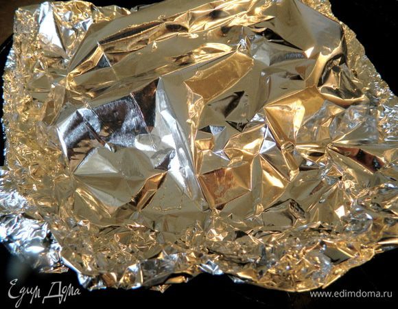 Упаковываем в фольгу и отправляем в разогретую до 200 г духовку на 40-45 мин.