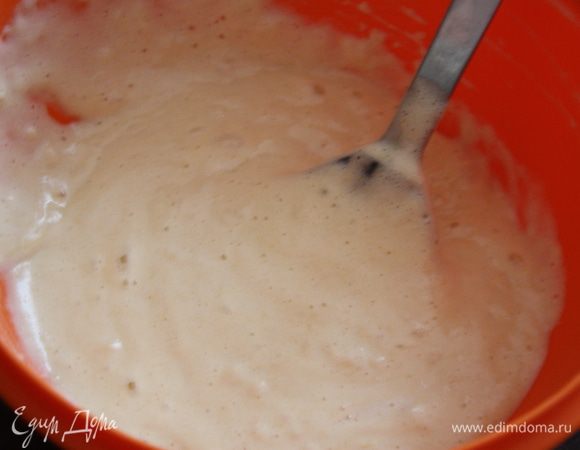 Начнем с бисквита. Яйца с сахаром нужно взбить до состояния светлого крема, не менее 10 минут. Добавить муку и осторожно вмешать ее лопаточкой. В конце добавить ложку воды.