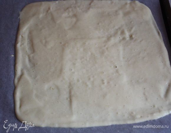 Духовку разогреть до 180 градусов. Противень для рулета выстелить пергаментом, смазанным сливочным маслом. Выложить тесто на противень, хорошо разровнять и выпекать не более 13 минут.