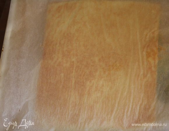 Готовый корж выложить на пергамент, присыпанный мелким сахаром. Сверху накрыть полотенцем, смоченным в ледяной воде. Бумагу, на которой пекся бисквит, пока не снимать. Остудить.