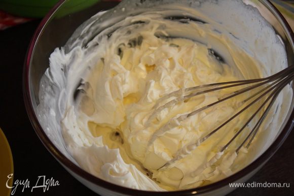 Для крема слегка взбить сливки с сыром и пудрой. Если он покажется густоватым, можно добавить ложку-две молока.