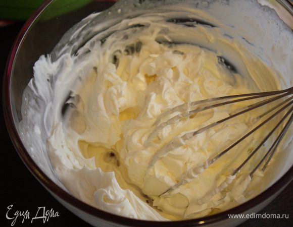 Для крема слегка взбить сливки с сыром и пудрой. Если он покажется густоватым, можно добавить ложку или две молока.