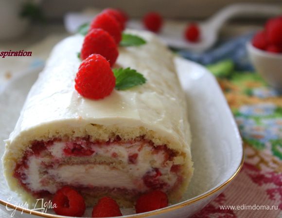 С помощью нижней бумаги свернуть рулет. Поставить в холодильник на несколько часов. Перед подачей намазать оставшимся кремом, посыпать пудрой и украсить малиной.