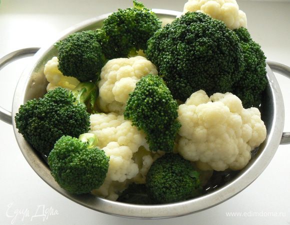 капусту разобрать на соцветия,бланшировать в кипящей воде минуты 3-4