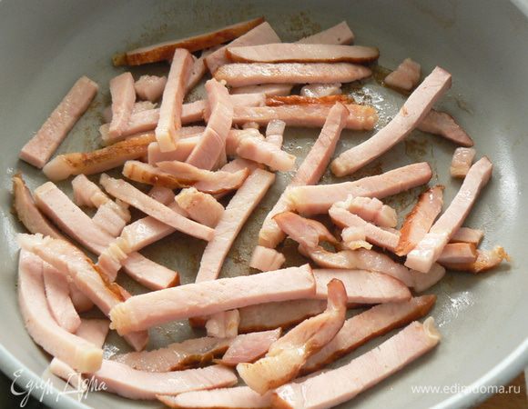 грудинку порезать на кусочки,слегка обжарить