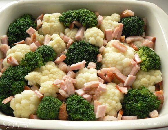 выложить капусту и грудинку в форму