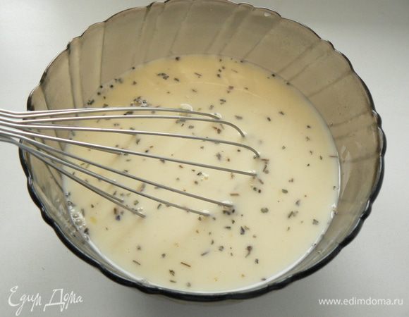 слегка взбить яйца с молоком и специями