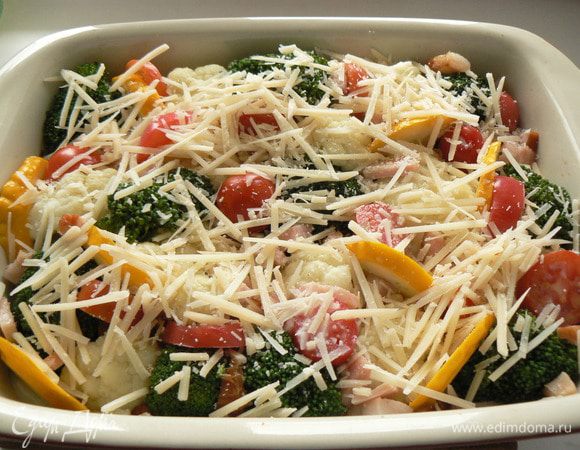 залить овощи, посыпать тертым пармезаном. Поставить запекаться 30-40 мин.