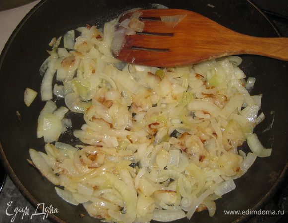 Лук нарезать кольцами , посыпать сахаром и обжарить до золотистого цвета на оливковом масле. Посыпать мукой, травами и щепоткой мускатного ореха. Обжарить, помешивая, чтоб мука прихватилась.