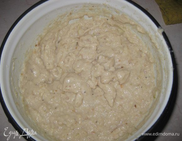 Смолоть в блендере лук с хлебом и сливками.