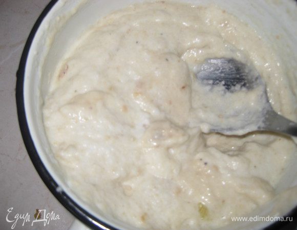 Белок взбить до пиков и аккуратно ввести в массу. Посолить и поперчить.