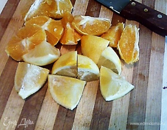 Апельсины очистить от цедры, нарезать вместе с лимоном на дольки и выжать сок.