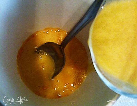 Отделить белки от желтков. Желтки соединить с соком и цедрой.