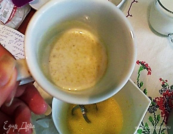 Растопить сливочное масло в микроволновке и влить к желточной массе.