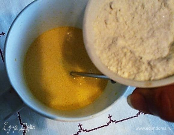 Муку смешать с щепоткой соли и половиной сахара. Всыпать в молочно-лимонную смесь.Хорошо перемешать.