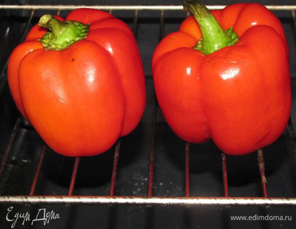 Перцы положите на решетку, разогретой до максимума духовки. Запекайте до появления черных подпалин, примерно 10 минут.