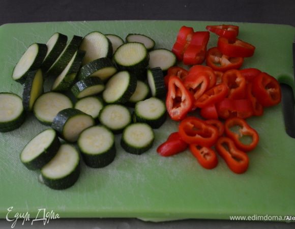 Овощи приготовим и нарежем заранее.