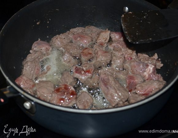 В кастрюле с тяжелым дном или на сковороде разогреем на средне-высоком огне масло. Добавим говядину и обжариваем пока не перестанет быть розовым.
Снять с огня и посолить, переложить в блюдо.