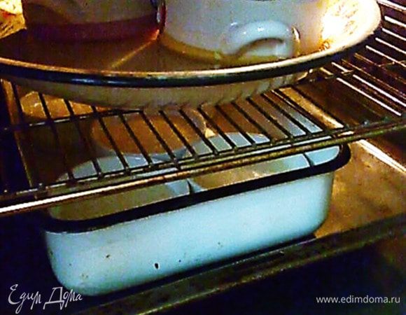 Разложить по формам на 2/3. Поставить на противень и налить в него кипяток до середины форм. Выпекать ~ 30-35 минут.