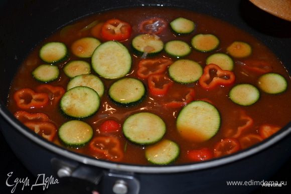 На сковороду добавим бульон, соус пиканте, цукини, красный перец и тмин. Огонь убавим до средне-низкого. Тушим примерно 10 мин., или пока овощи не будут готовыми.