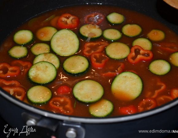 На сковороду добавим бульон, соус пиканте, цукини, красный перец и тмин. Огонь убавим до средне-низкого. Тушим примерно 10 мин., или пока овощи не будут готовыми.
