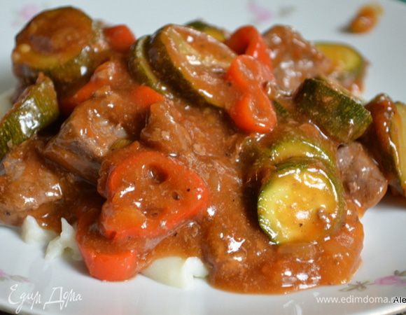 В конце добавим крахмал перемешанный с водой. Перемешаем и тушим примерно 2 мин. Вернем говядину. Все перемешаем, согреем. Подаем со сметаной и кинзой по желанию. Приятного аппетита.