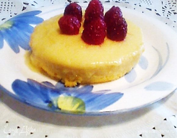 При подаче перевернуть  на тарелку. (Если будут трудности, можно поддеть ножом.) Сверху украсила малиной.