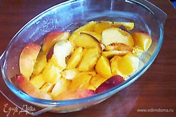 Разогреть духовку до 180 *. Форму смазать сливочным маслом. Персики вымыть, обтереть и нарезать на дольки. Выложить на дно формы.