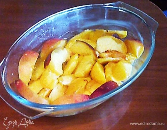 Разогреть духовку до 180 *. Форму  смазать сливочным маслом. Персики вымыть, обтереть и нарезать на дольки. Выложить на дно формы.