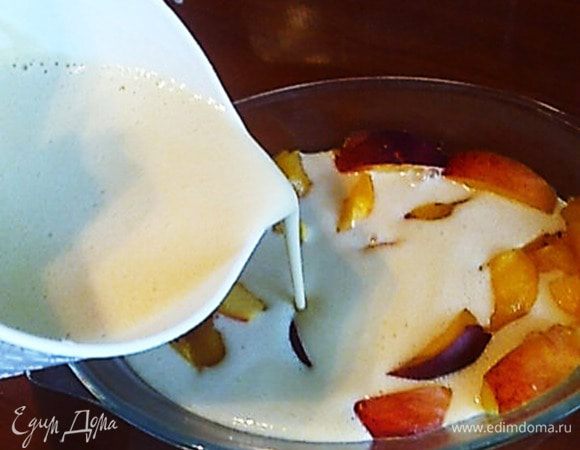 Все ингредиенты взбить миксером. Вылить сверху на персики.