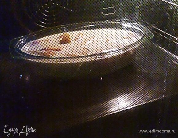 Ставим в духовку на ~30-40 минут. Но всё равно ориентируемся по готовности пирога.