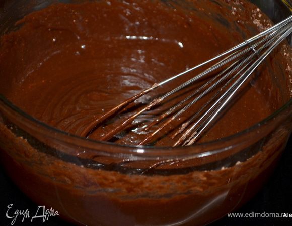 Растопить шоколад с маслом, перемешать. Снять с огня, добавить сахар, яйца и ванилин. Затем муку и все перемешать.