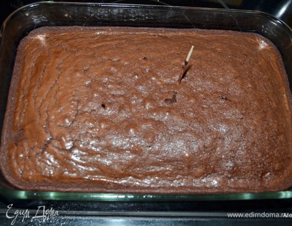 Затем добавить банан и все опять перемешать. Вылить в приготовленную форму. Поставить в духовку на 160 гр.на 40 мин. Проверяем центр зубочисткой. Она должна быть сухой. Дать остыть полностью.