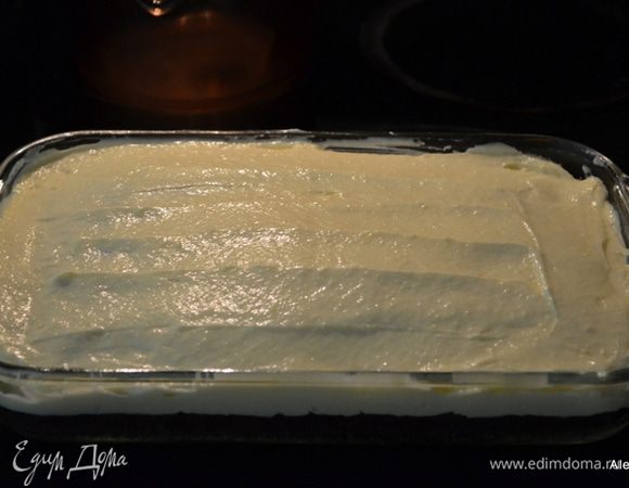 Приготовим топинг. Смешаем и взбиваем пудинг, сметану и молоко. Выкладываем поверх остывшего брауни, распределяем лопаточкой. украшаем по желанию банановыми кусочками. Ставим в холодильник для закрепления топпинга на час или два.