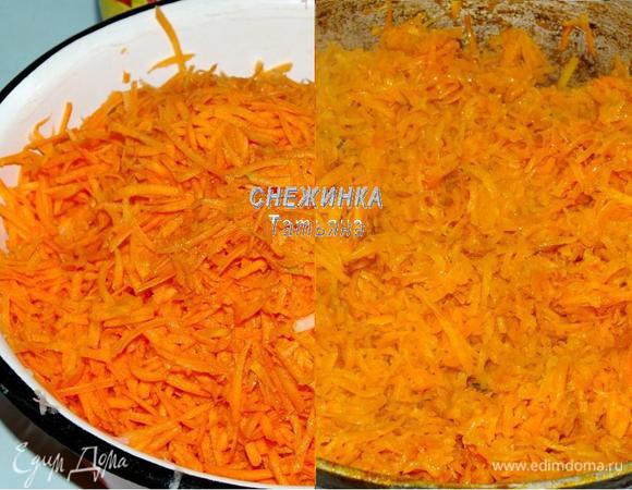 Морковь очистите и натрите. Обжарьте отдельно на растительном масле.