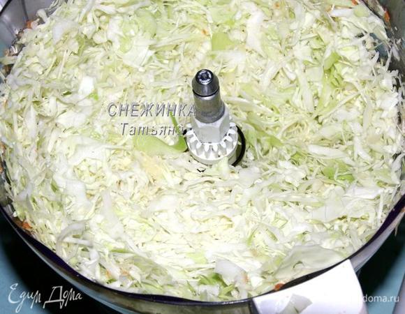 Капусту нашинкуйте по возможности тонко.