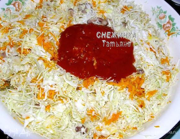 Смешайте все овощи и грибы. Посолите. Добавьте томатный соус. Перемешайте.