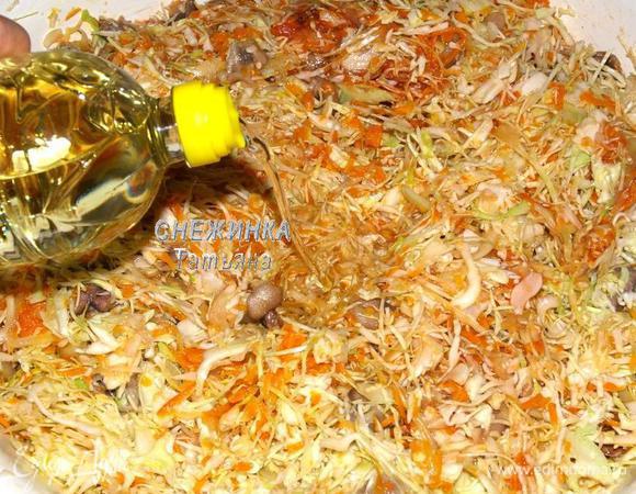 Влейте масло. Хорошо перемешайте. Оставьте на некоторое время, чтобы образовался сок.