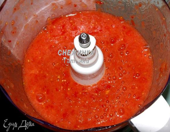 Помидоры моем. Целиком измельчаем в комбайне в пюре. Если его нет, пропускаем через мясорубку.