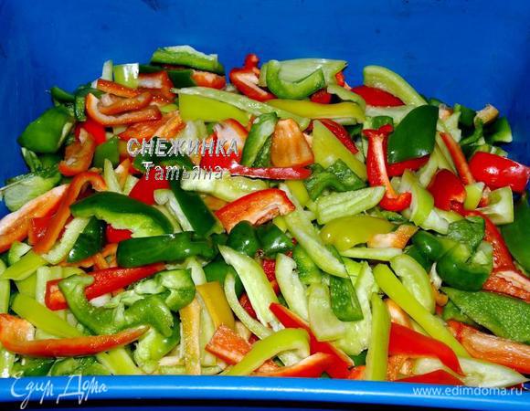 Перец моем. Нарезаем крупными дольками.