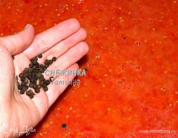 Томатное пюре переливаем в эмалированный таз (большую кастрюлю), добавляем перец-горошек горький и душистый.