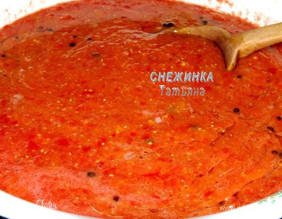 Засыпаем соль, сахар, наливаем растительное масло. Всё перемешиваем. Ставим на огонь.