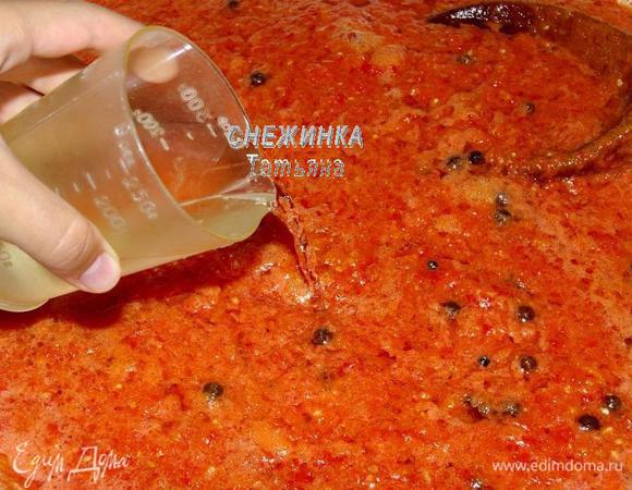 Когда закипит, наливаем уксус. Варим 30 минут.