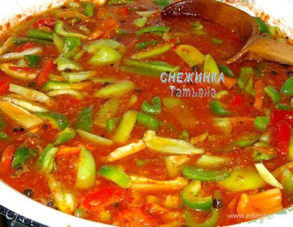 Затем забрасываем перец. Даем закипеть и варим 15 минут.