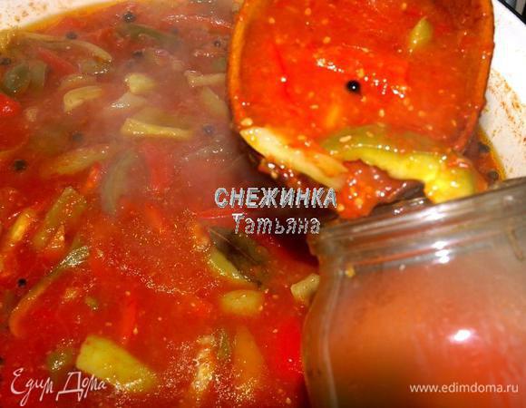 По истечении времени сразу же разливаем по стерилизованным банкам. Закатываем.