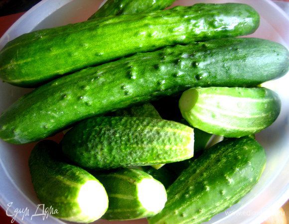 Огурцы промываем, отрезаем кончики. Подойдут огурцы любого размера..., кривые, длинные, толстые и даже перезрелые)))