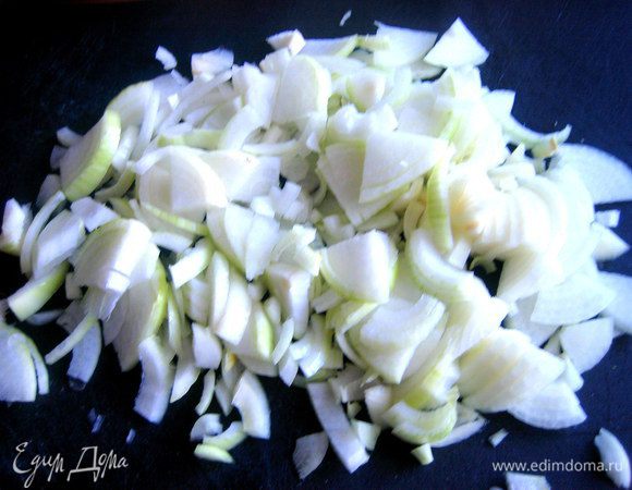 Репчатый лук нарезаем на 4 части. а затем дольками...