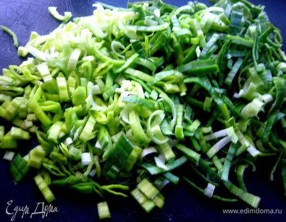 Этим летом не обошлось без эксперимента! Часть лука (вернее половину!) я заменила стеблем лука порея. Нарезаем тонкими полукольцами тоже...
