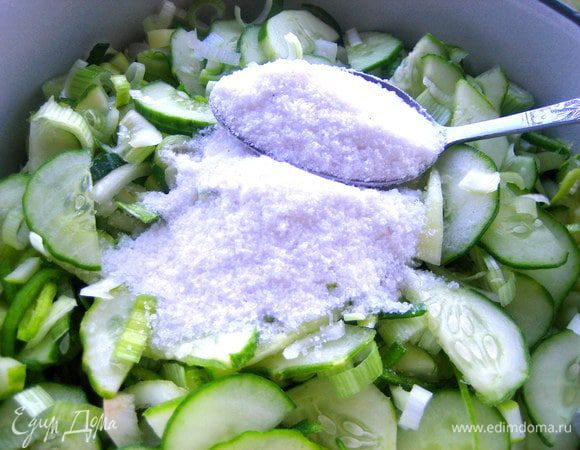 Помещаем тройную порцию огурцов и лука в большую кастрюлю и добавляем соль...,всего я всыпала 4 ст.л. соли на 2,5 кг огурцов!